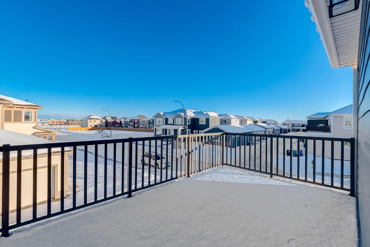 New Home With Ac, Patio And Netflix YYC Exterior foto